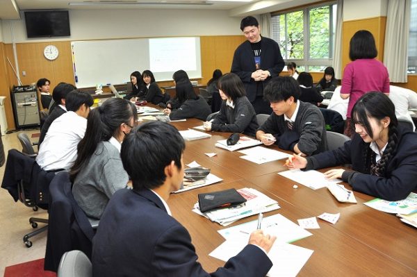 高校生が広告コピーに挑戦　都内で宣伝会議が出張授業