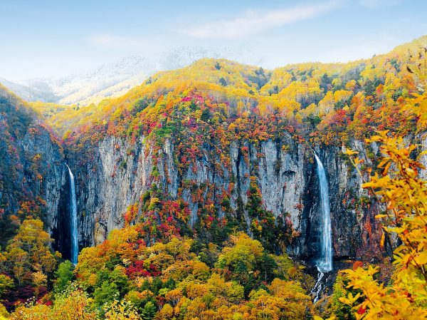 見どころは壮大な二条の滝と紅葉　国指定名勝「米子瀑布群」の絶景