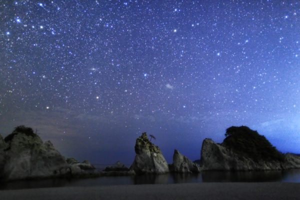 頭上に流れ星、海面に漁火　「冬の浄土ヶ浜ナイトツアー」付きの旅