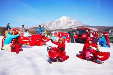 べこジェニックな空間で雪遊び　磐梯山の麓のホテルに「でっこら赤べこ雪広場」オープン