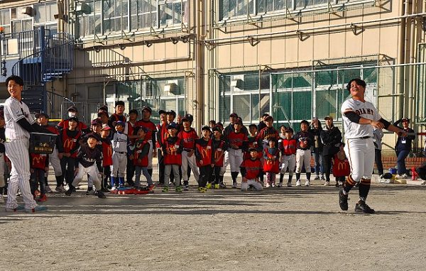 ヤクルト・内山と巨人・山瀬が子どもに野球の魅力伝える　東京でプロ野球選手会催事