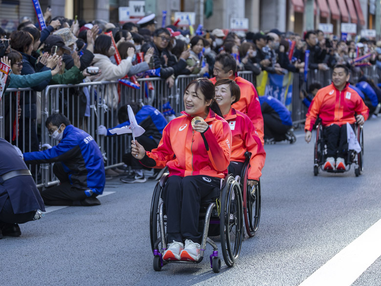 秋晴れの日本橋、１万人の前でパリ2024TEAM JAPANが感謝のパレード！