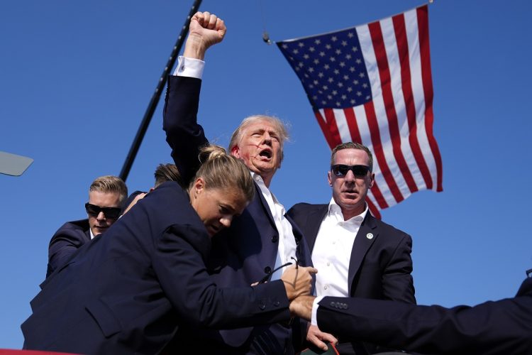 《トランプ暗殺未遂事件》星条旗を背に拳をあげた「奇跡の一枚」で思い起こされる2つの歴史的写真ともう1つの奇跡的なポイント