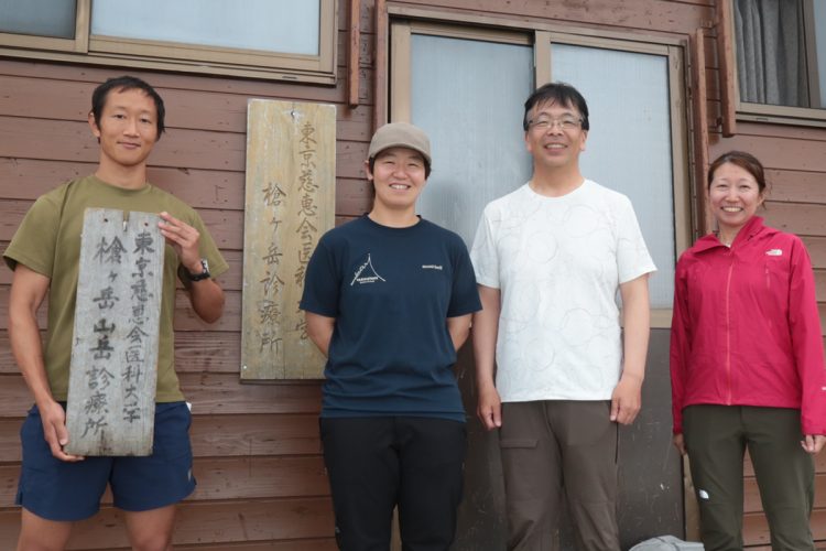 《標高3000メートル密着ルポ》槍ヶ岳で医療ボランティアが支える“雲の上の診療所”、時代とともに変わる山頂のリアル「雪はどんどん減り、熱中症の登山客が……」「人手が足りず週末しか開所できない診療所も」