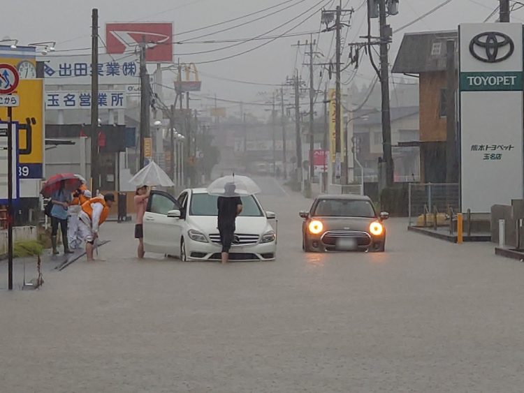 「吹き荒れる風雨の中での台風リポートは消滅」で重宝される”視聴者映像”　危険な撮影をしてもTV放送を狙う人たちと彼らを避ける番組サイドの事情