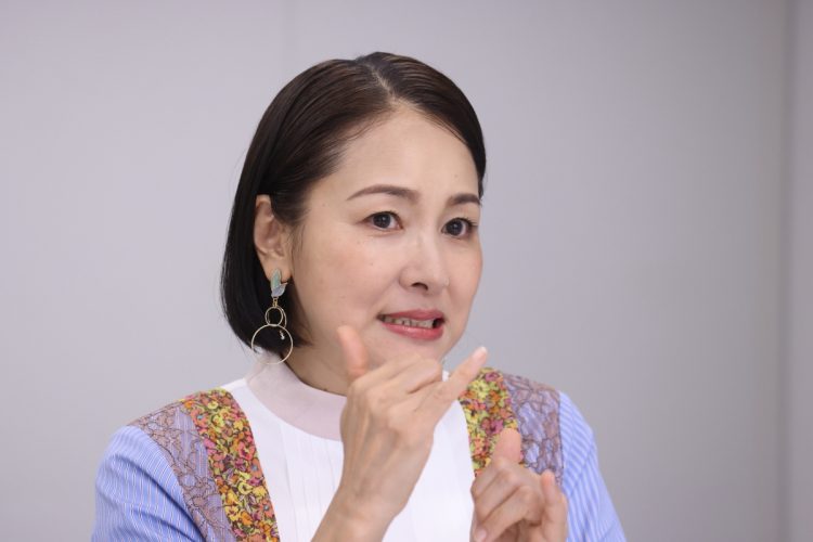 ろう女優の忍足亜希子が語るこれまでの軌跡と使命感「生涯、女優として生きていきたい。そのための努力は惜しまない」