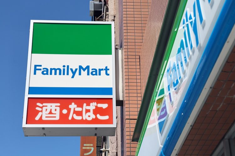 《ファミマがイートイン廃止へ》コンビニ店長が嘆く迷惑客の実態、「何も買わずに充電してスマホ動画を観続ける」「勉強机代わりに延々と居座る」