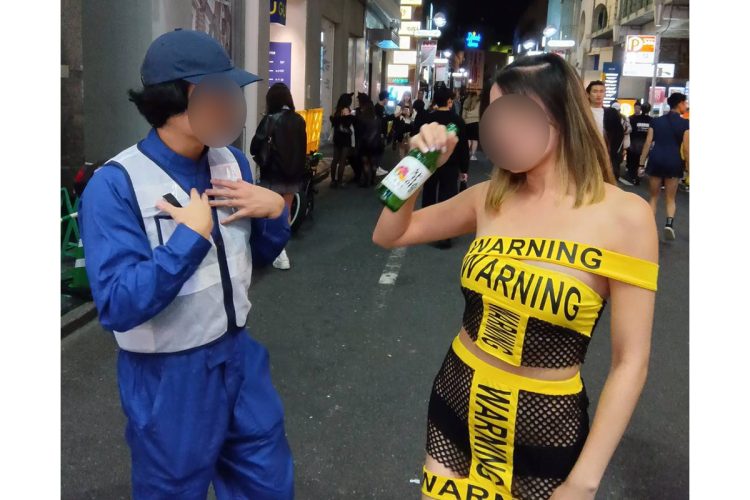 【渋谷ハロウィン】「日本語で叫ばれてもわからない」下半身丸出しで「ギャー！」嬌声を上げる外国人女性も…深夜の道玄坂で起こっていた「飲酒狼藉」