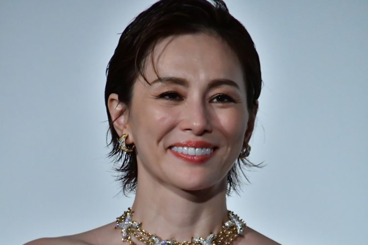 【『ドクターX』念願の映画化】米倉涼子の“天然”すぎる素顔「タグが付いたままの服を着ていたり、洗顔料で歯を磨くことも…」