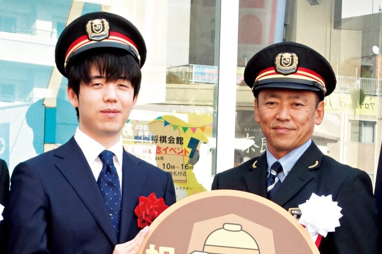 《関西将棋会館が高槻市に移転》藤井聡太七冠、JR高槻駅“きた西口”の新愛称お披露目式典に登場　駅長帽姿でにっこり、にじみ出る“鉄道愛”