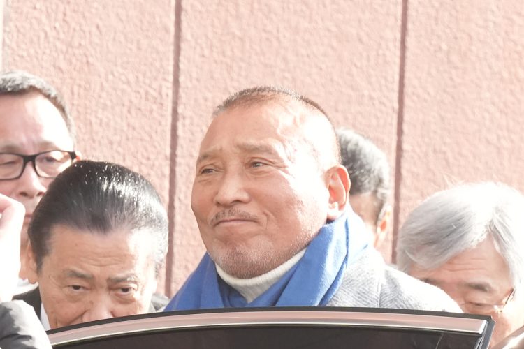 《山口組「事始め」に異変》緊迫の恒例行事で「高山若頭の姿見えない…！」館内からは女性の声が聞こえ…納会では恒例のカラオケ大会も