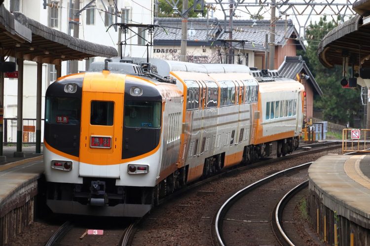 自動改札機で失われた“駅員の職人芸” 「大阪駅にはタンゴのリズムで改札バサミを空打ちする駅員がいる」《関西私鉄の秘話》