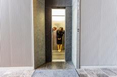 たった20秒で社内の人望を集められる…1.2万人の行動観察調査でわかったエレベーターの｢おいしい立ち位置｣