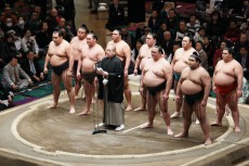 相撲協会は伝統に「あぐら」をかいている