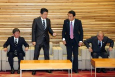 自宅で2時間サシ&quot;安倍、麻生会談&quot;の中身