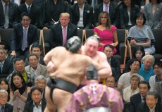 安倍首相がトランプ氏に売った国益の中身