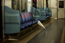 電車でついビニール傘を置き忘れてしまうワケ