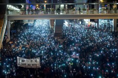｢日本が最も親中｣と肩を落とす香港デモ抗議者