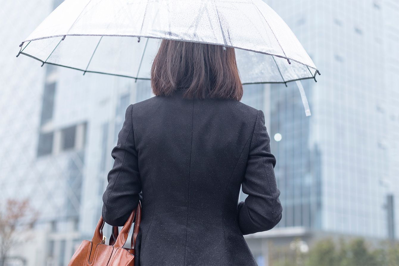 梅雨の季節に大活躍､エグゼクティブなスーツにも合う大人の傘とは