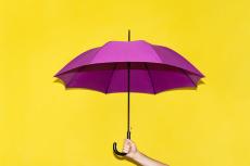 秋の長雨の時期､意外に見られている｢大人の傘のマナー｣NG集
