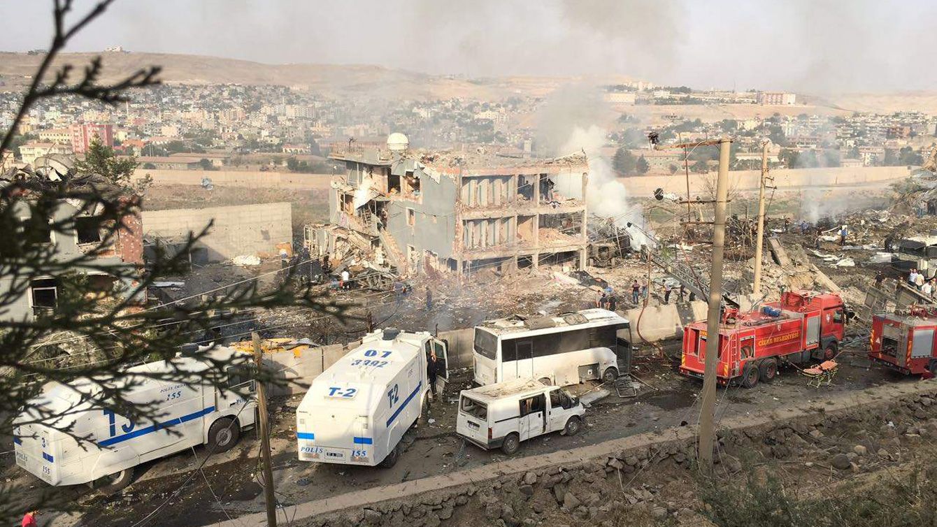 ｢記者を助けた救急隊員が警官から殴られる｣クルド人虐殺の現場でカメラマンが撮ったもの