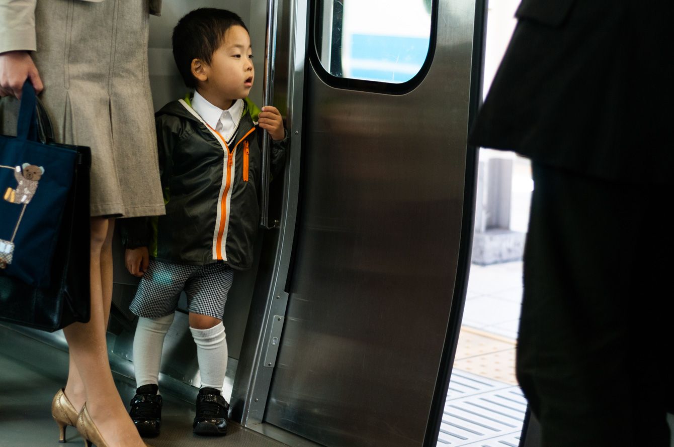 電車で騒ぐ子供を｢静かにしなさい｣と叱ってもうまくいかない根本原因