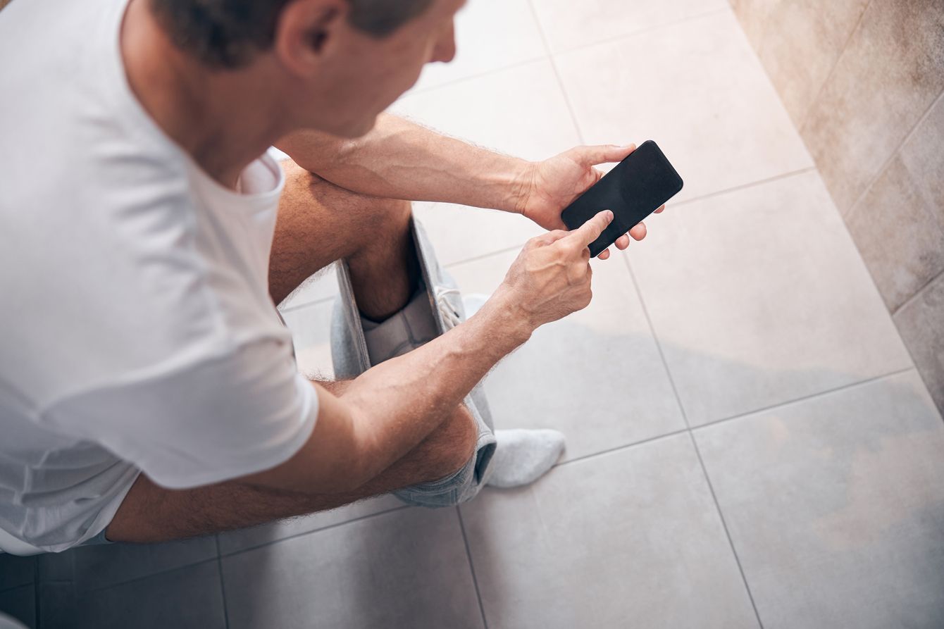 肛門科医が警告｢スマホを見ながらトイレでゆっくりする人は痔になりやすい｣