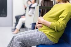 妊婦の目の前の空席を横から奪う…小児科医が気づいた｢日本の子育てが息苦しい5つの原因｣