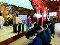 人間のお葬式以上の手厚さと重い空気…京王線沿線で｢人形供養祭｣が盛り上がる理由