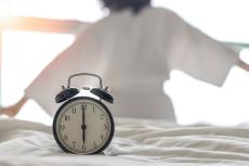 ｢休日にアラームなしで何時に起きられるか｣ずるずると寝てしまう人が本来取るべき睡眠時間