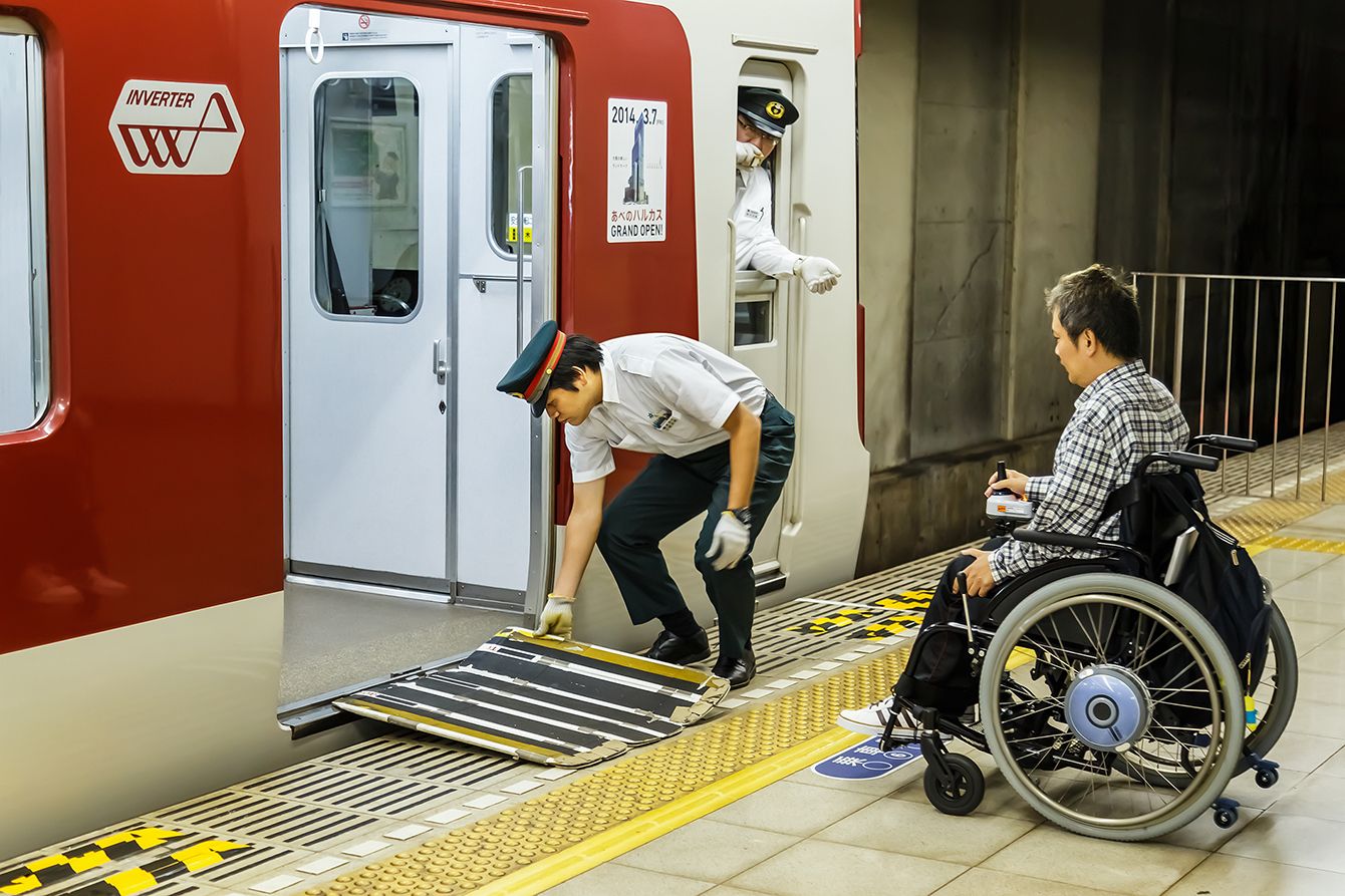 ｢駅員さんに手伝ってもらうのは申し訳ない｣車いす利用者にそう思わせる日本社会は恥ずかしい