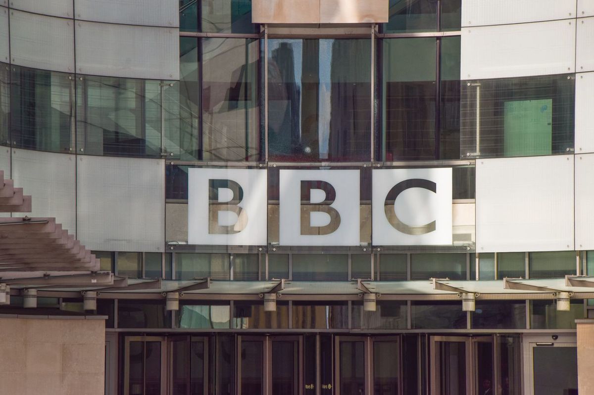 ｢玄関ドアを叩くことはもうすべきでない｣イギリスの公共放送BBCが受信料廃止に動きはじめたワケ