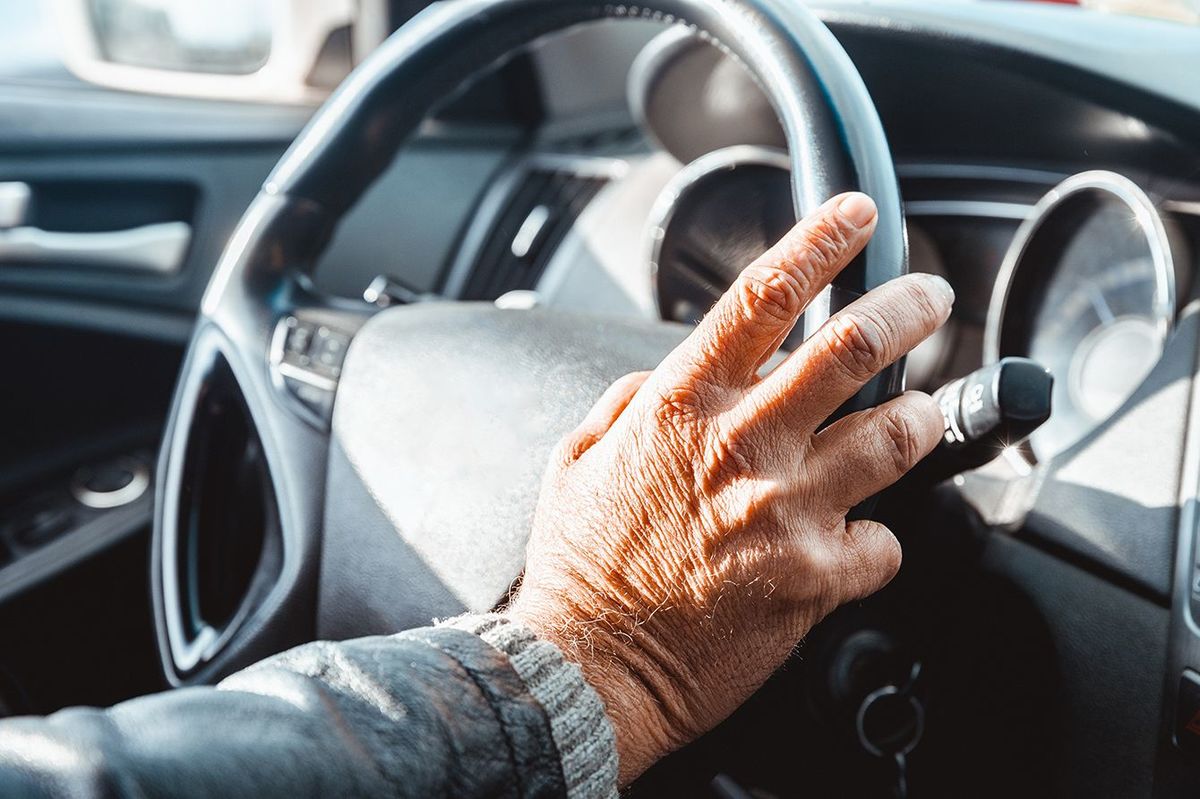 7割が免許返納を嫌がっている…どれだけ家族から反対されても高齢者が運転をやめないワケ