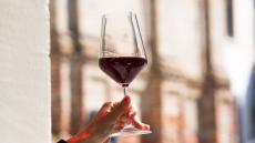 ワインの乾杯は軽く持ち上げるのが正式…それでもグラスを鳴らそうとしてくる相手への｢超一流の対応｣