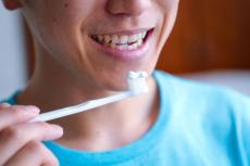 日本人は｢なぜ歯磨きをするのか｣を勘違いしている…むし歯を防ぐために｢食べかすを流す｣より重要なこと