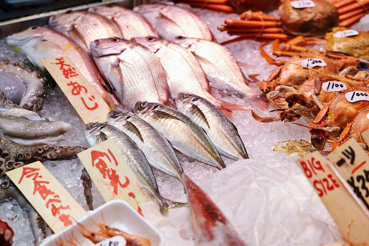 スーパーの魚売り場とは正反対…｢店員が多すぎる魚屋･角上魚類｣が繁盛する3つの理由