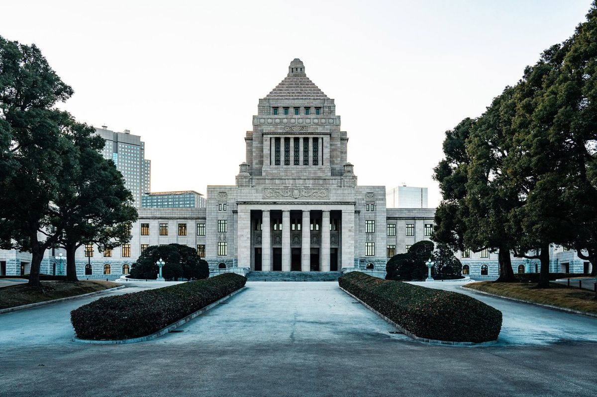 ｢財政赤字の原因は何だと思いますか｣国民の回答と経済学者の回答が真っ二つに分かれるワケ