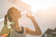 酷暑にスポーツドリンクや経口補水液のガブ飲みは絶対NG…水分補給では飲むべきではない医学的理由