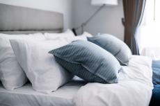 なぜ出張先のホテルのベッドはよく眠れないのか…｢枕の相性が悪い｣のではない本当の理由