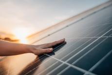 紙のようにペラペラで曇りの日も発電可能…日本人が開発した夢の太陽光電池｢ペロブスカイト｣の超技術