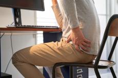 日本人は｢イスの座り方｣を誤解している…腰痛リスクを遠ざける｢正しい座り方｣のコツ