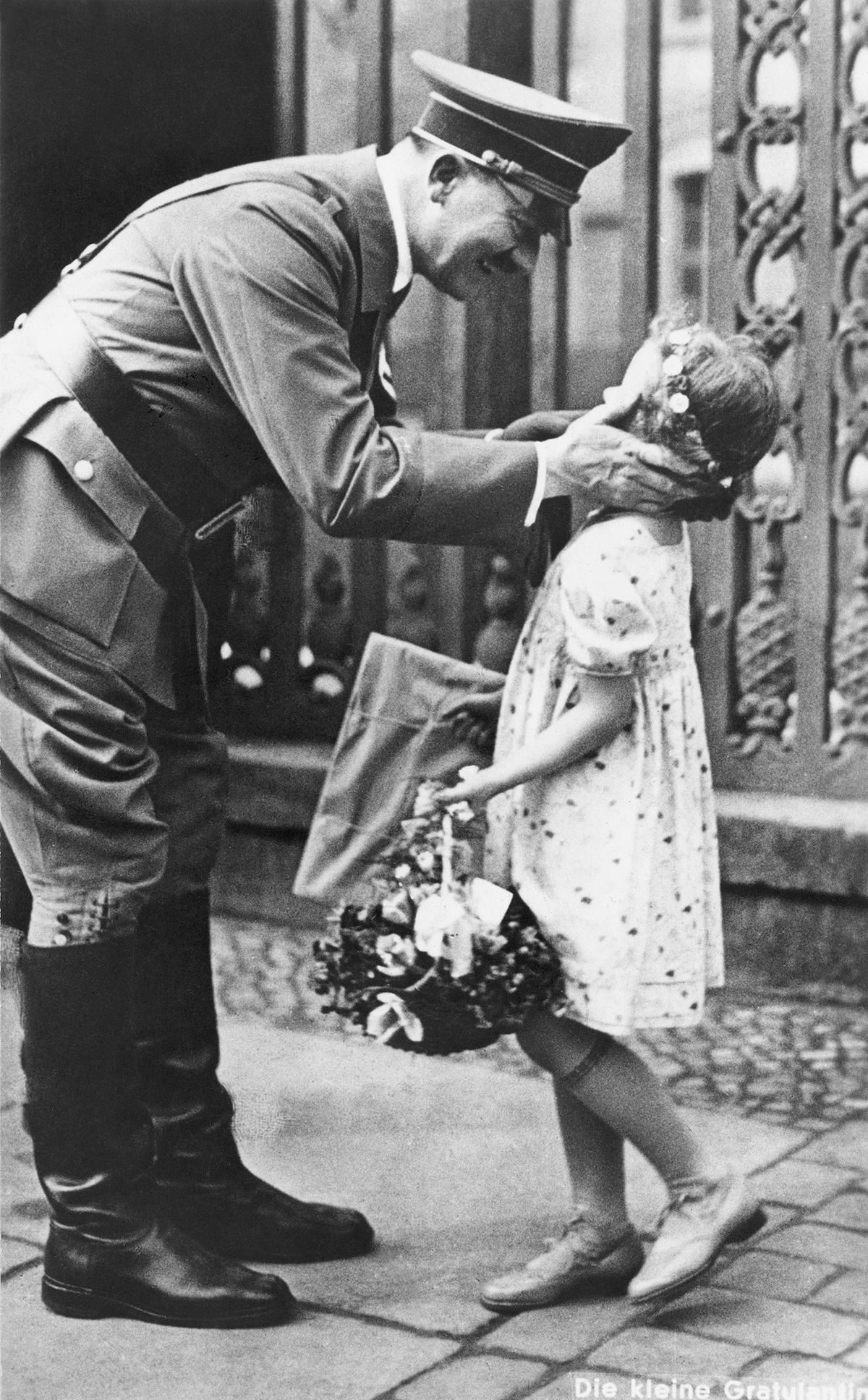 笑顔で少女に接するヒトラーの写真に１万超の｢いいね｣…現代の日本人さえも虜にするナチスのイメージ戦略