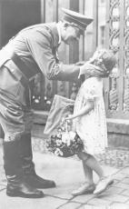 笑顔で少女に接するヒトラーの写真に１万超の｢いいね｣…現代の日本人