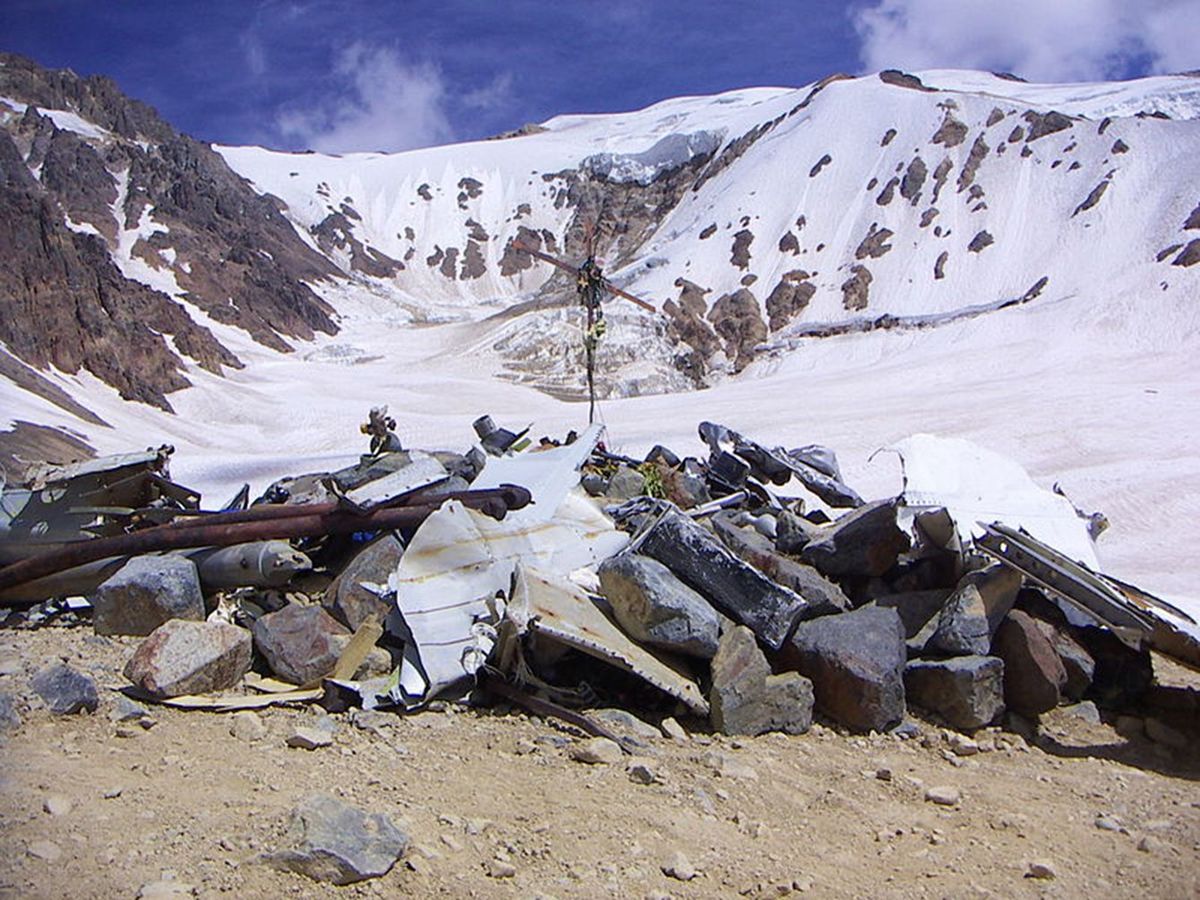 食料はチョコ数枚とワイン数本だけ…飛行機事故に遭った16人が雪山で72日間生存するためにやったこと