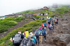 富士山にスニーカーで挑む｢弾丸登山｣をどう防ぐか…｢迷惑ツーリスト｣を減らすために地元がやるべきこと