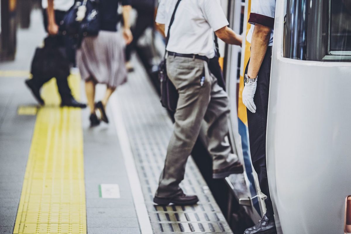 なぜ日本の通勤電車は｢地獄行き列車｣みたいなのか…｢会社から逃げたほうがいい人｣を見分ける14の質問