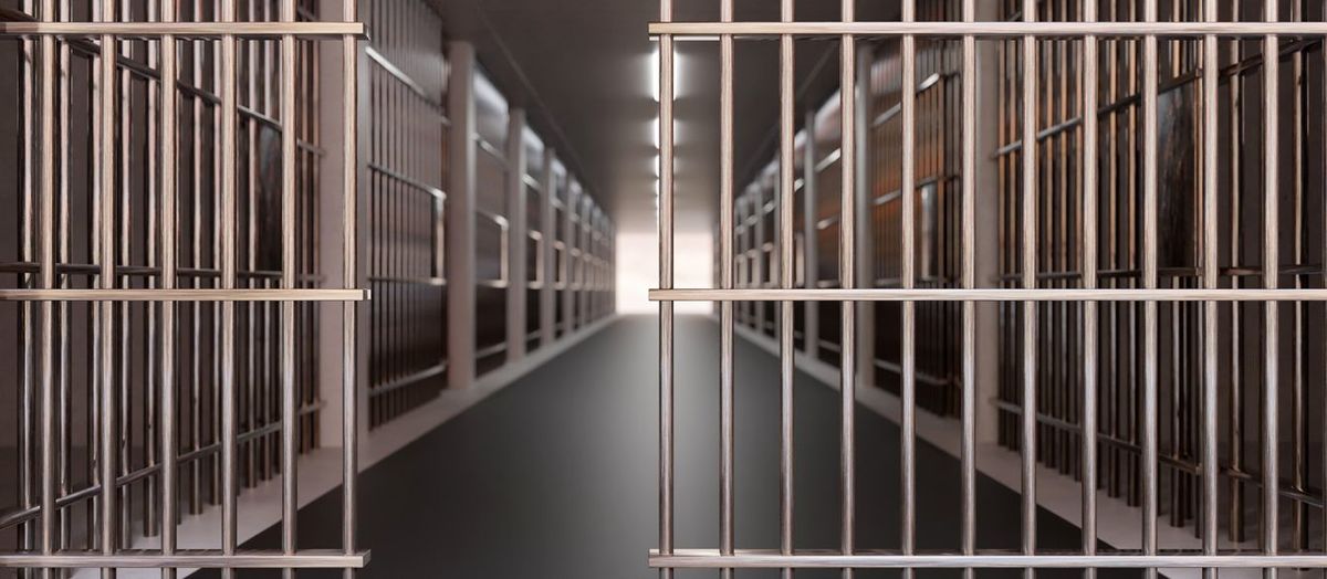 トイレに行くために17回も刑務官にお願いをした…塀の中に落ちた