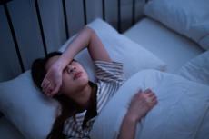 ｢バンザイ｣で寝る人は目や頭が疲れている…寝相を見れば一発でわかる&quot;疲れが出やすい体の部位&quot;