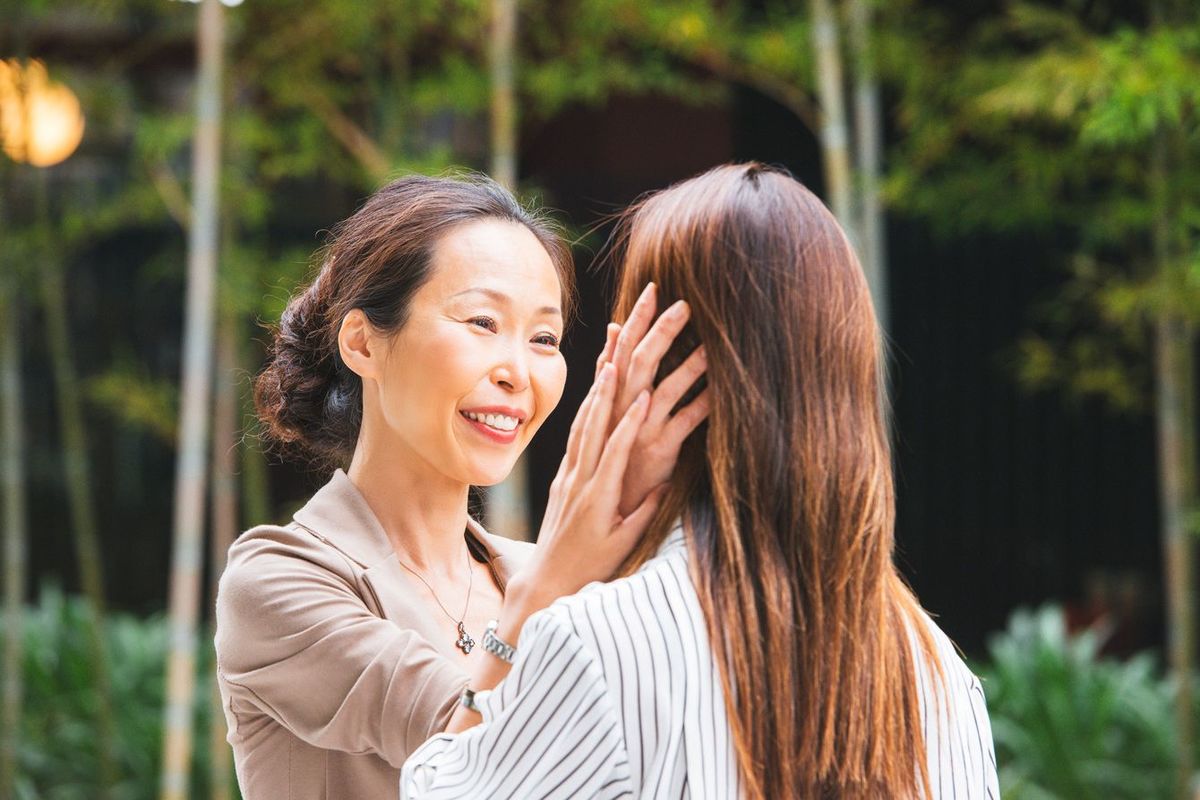 彼氏ができたら必ず干渉してくる…｢キレイで勉強もできるのに自己肯定感が低い｣ 生きづらい女性の親の共通点