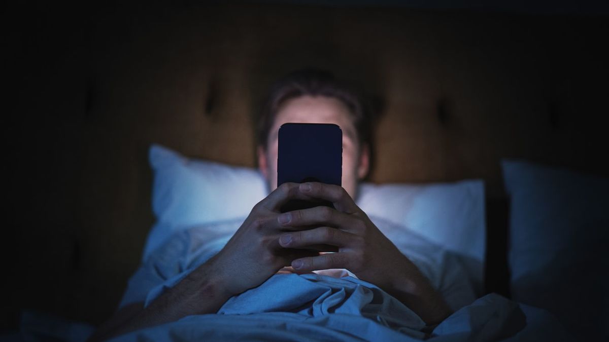 スマホを枕元に置いて寝てはいけない…睡眠の専門家が推奨する｢スマホ離し｣の3ステップ